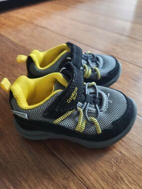 OshKosh B'gosh Boys Grey Yellow And Black Kids Athletic Sneakers, Size 5M